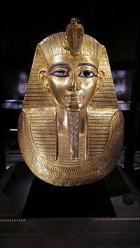 Maschera funeraria d'oro di Psusennes I al vecchio museo egizio del Cairo